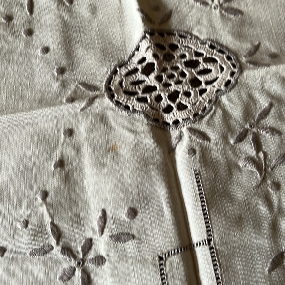 NWOT Embroidered and Crocheted Tea Size Tablecloth and 6 Napkins - Picture 8 of 8